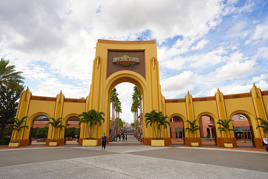 Entrada principal de Universal Studios Florida con el globo terráqueo