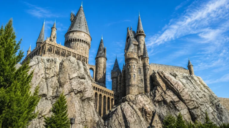 Dark Arts at Hogwarts Castle: el castillo de Hogwarts iluminado de noche en Universal Orlando
